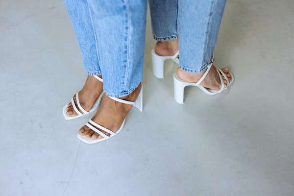 How to Choose the Right Type of Heel for Cobblestone Streets in Historic UK Towns?